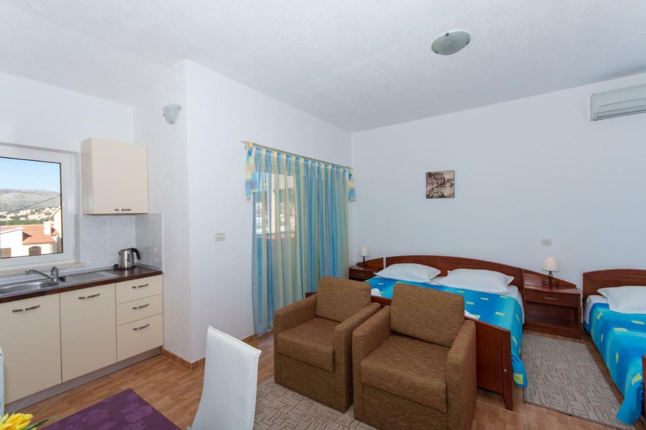 Apartments Fumija トロギール エクステリア 写真